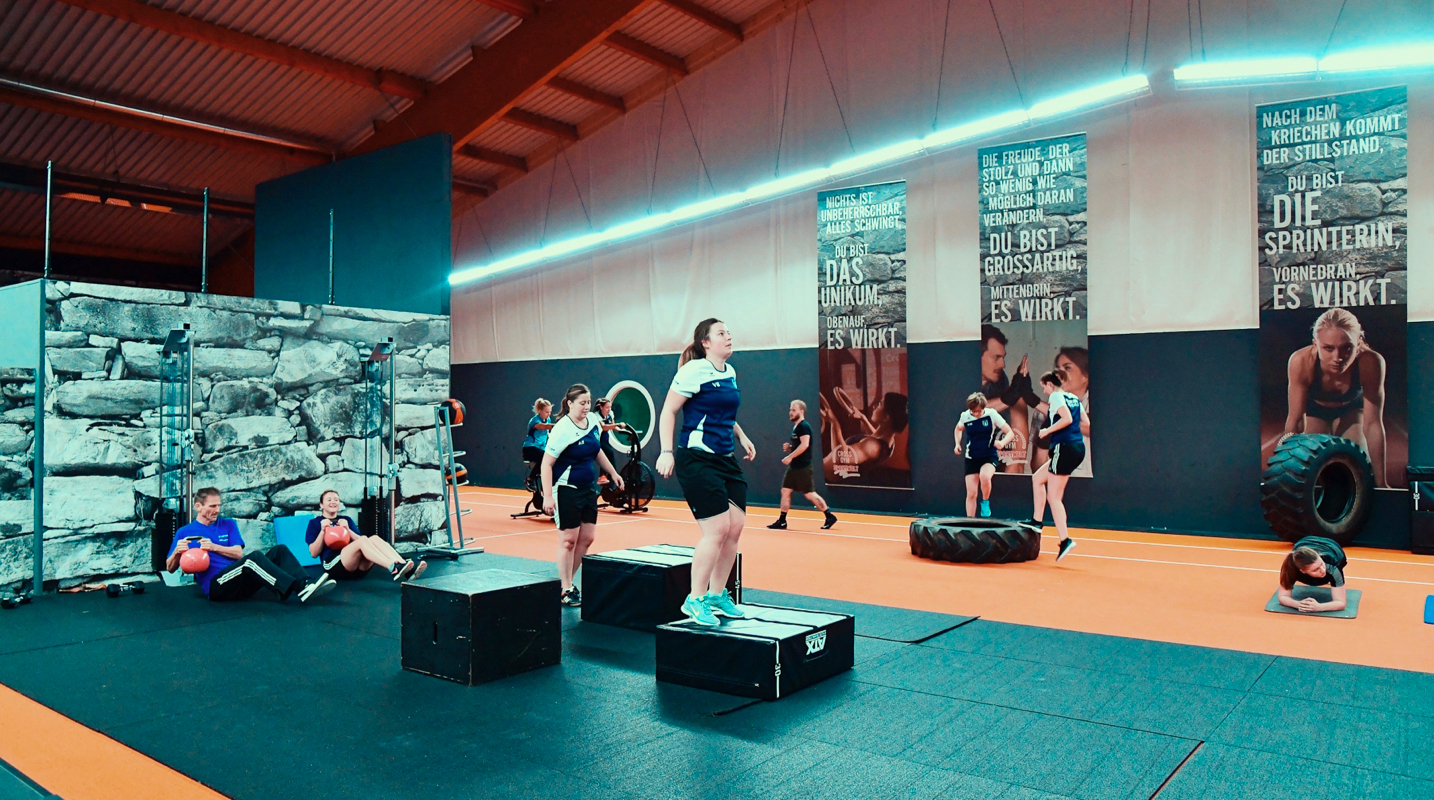 behind:the:scenes:it's:your:stage:start:play:repeat - SV Bavaria Waischenfeld die Frauenfußballmannschaft beim Cross Gym Trainin mit Bastian Lumpp in der Sportwelt Pegnitz